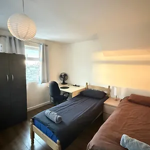 https://king-size-upton-park.cambridgehotelsuk.com